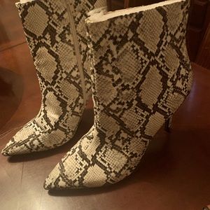 Snakeskin look bootie